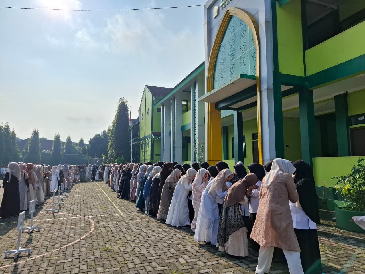 Hari Pertama Masuk Sekolah Pascalibur Lebaran, MAN Temanggung Awali dengan Apel Halal Bihalal (Foto 2)