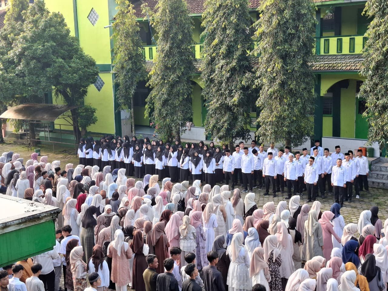 Hari Pertama Masuk Sekolah Pascalibur Lebaran, MAN Temanggung Awali dengan Apel Halal Bihalal (Foto 3)