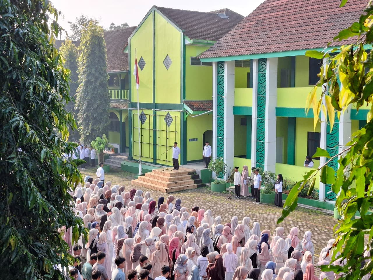 Hari Pertama Masuk Sekolah Pascalibur Lebaran, MAN Temanggung Awali dengan Apel Halal Bihalal