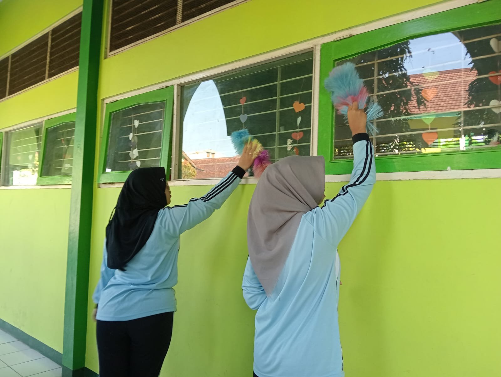 KEGIATAN BERSIH LINGKUNGAN DALAM RANGKA MEMPERINGATI HARI LINGKUNGAN HIDUP SEDUNIA 2026 (Foto 2)