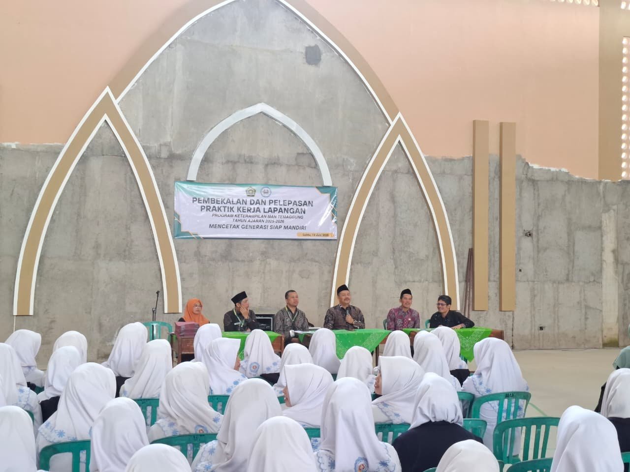 Pembekalan dan Pelepasan Praktik Kerja Lapangan (PKL) Program Keterampilan MAN Temanggung Tahun 2026 (Foto 2)