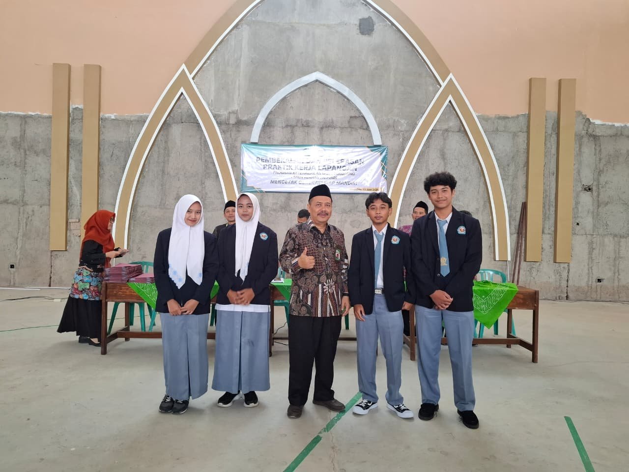 Pembekalan dan Pelepasan Praktik Kerja Lapangan (PKL) Program Keterampilan MAN Temanggung Tahun 2026 (Foto 3)