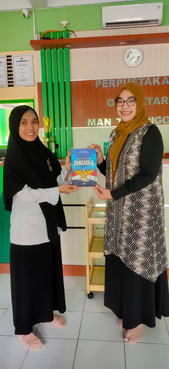 Hibah Buku Dari Dosen Upgris - MAN Temanggung