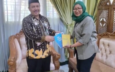 Penyerahan Buku Dari Sastrawan Jogja Kepada Kepala Man Temanggung