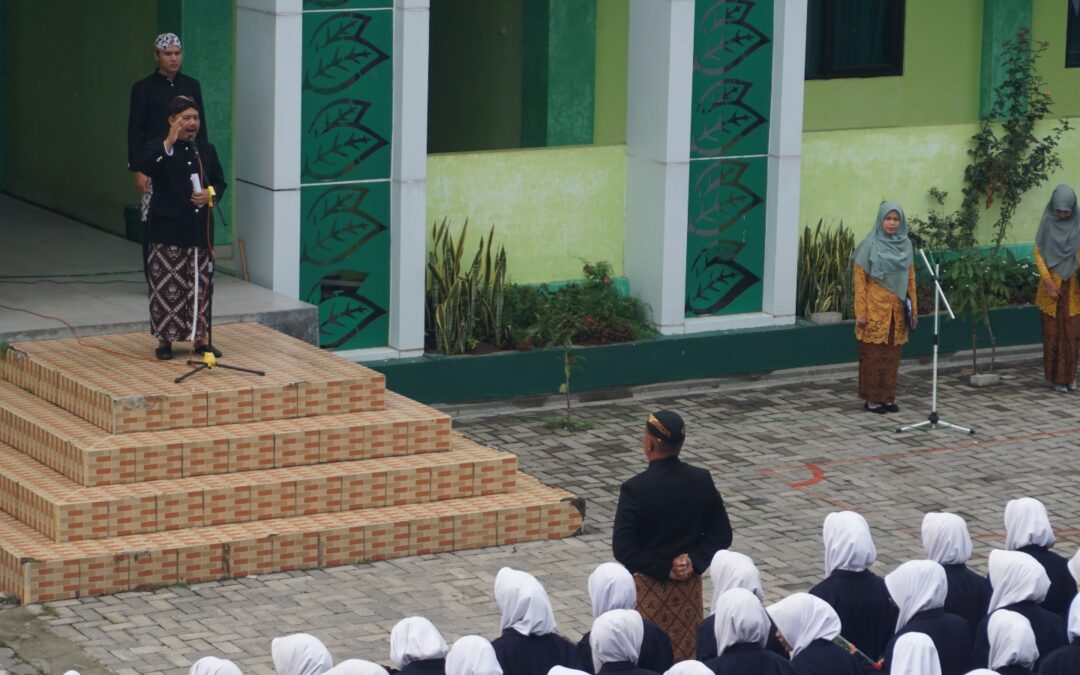 Momen Istimewa di MAN Temanggung: Guru dan Karyawan Jadi Petugas Upacara Hari Guru Nasional