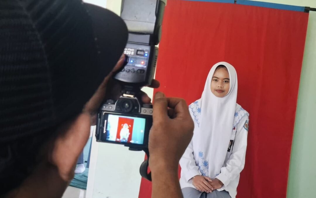 MAN TEMANGGUNG GELAR SESI FOTO KELAS XII UNTUK TKA DAN IJAZAH